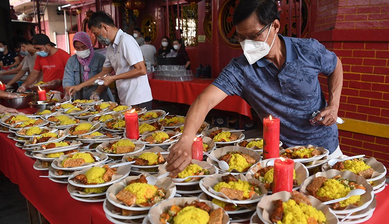 Vihara Petak Sembilan Sediakan Ratusan Makanan untuk Berbuka Puasa - Bagian 1