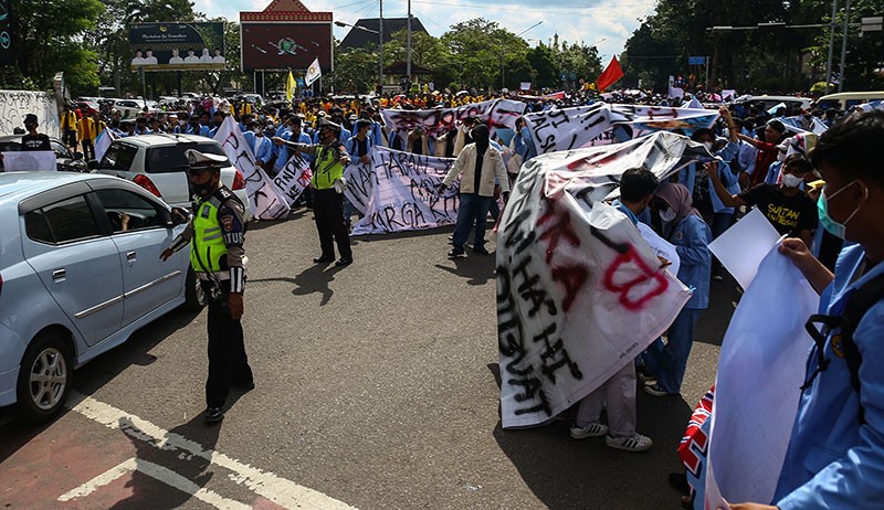 Aksi BEM se-Sumatera Selatan Blokade Jalan Tolak Jabatan Presiden 3 Periode - Bagian 4
