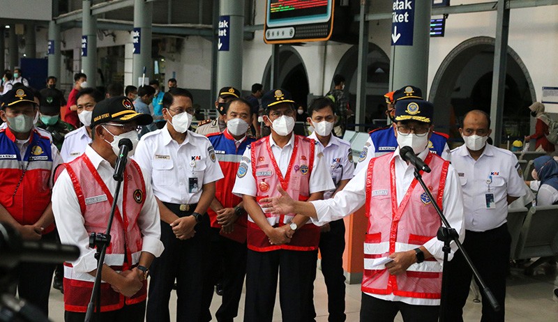 Menko PMK dan Menhub Cek Kesiapan Stasiun Pasar Senen Sambut Mudik Lebaran 2022 - Bagian 4