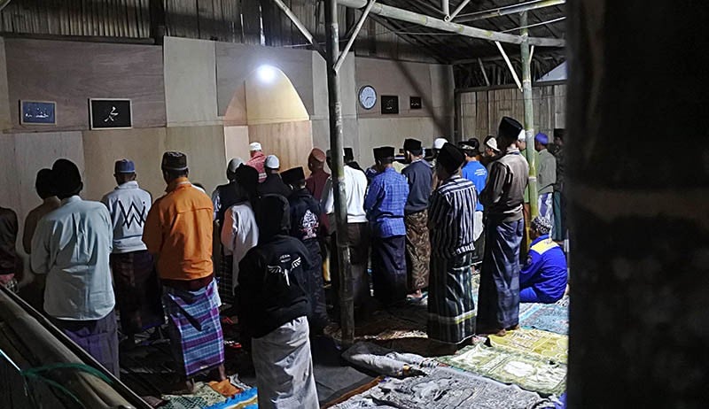 Suasana Ibadah pada Bulan Ramadan di Posko Pengungsian Gunung Semeru - Bagian 3