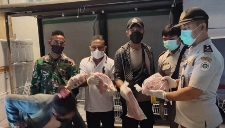 title Tanpa Dokumen, 1 Ton Daging Babi Beku di Waingapu Dikembalikan ke Bali Tanpa Dokumen, 1 Ton Daging Babi Beku di Waingapu Dikembalikan ke Bali