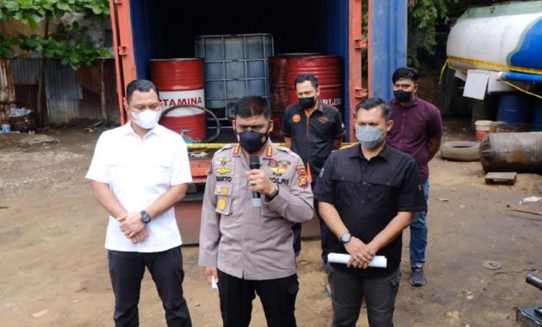 Polda Riau Gerebek Gudang Pengoplos BBM, Solar Disulap Jadi Dexlite