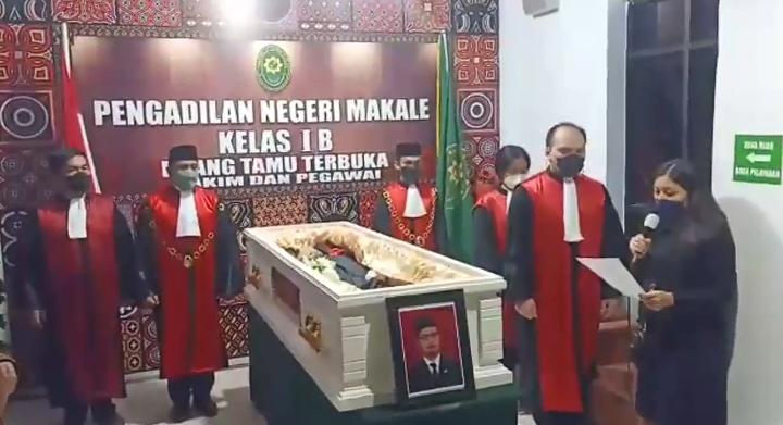 Ditemukan Meninggal di Rumah Dinas, Jenazah Hakim PN Makale Dipulangkan ke Palangkaraya