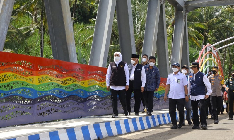 Resmikan Jembatan Pelangi, Gubernur Khofifah Ingin Wisata Malang Selatan Makin Maju 