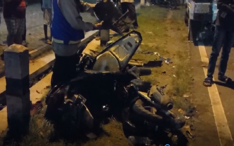 title Kecelakaan Beruntun Pikap dengan 4 Motor, Tiga Korban Luka Berat Tergeletak di Jalanan Kecelakaan Beruntun Pikap dengan 4 Motor, Tiga Korban Luka Berat Tergeletak di Jalanan