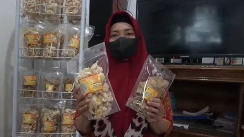 Warga Pekalongan Ini Buat Kerupuk dari Bahan Telur Asin, Rasanya Dijamin Renyah