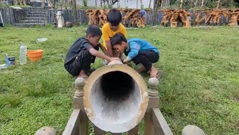Serunya Anak Lereng Merbabu Ngabuburit dengan Bermain Meriam Bambu
