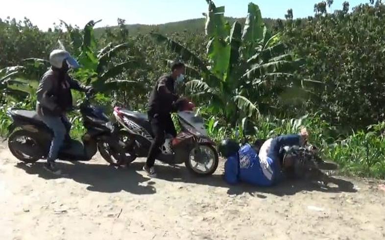 title Jalur Mudik di Grobogan Kembali Longsor, Seorang Pengendara Nyaris Terjun ke Jurang Jalur Mudik di Grobogan Kembali Longsor, Seorang Pengendara Nyaris Terjun ke Jurang