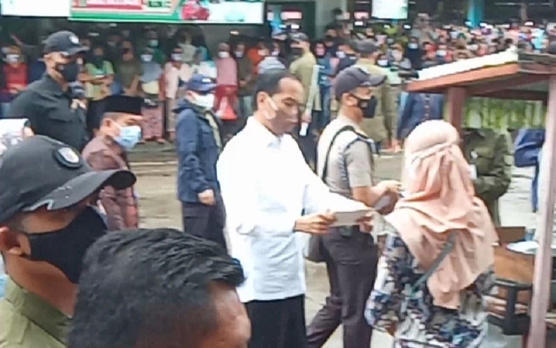 Bagikan Bantuan Modal Kerja dan BLT di Jambi, Jokowi: Jangan Difoya-foyakan