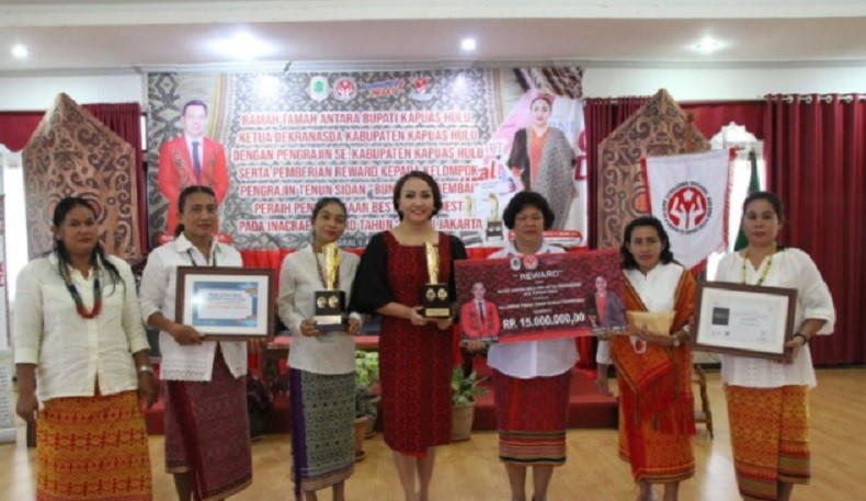 Keren! Kain Tenun Sidan dari Kapuas Hulu Wakili Indonesia di UNESCO Award