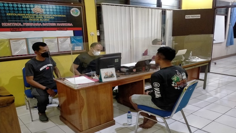 title Miliki Sabu, Pria Asal Blora Tak Berkutik saat Ditangkap Polisi Miliki Sabu, Pria Asal Blora Tak Berkutik saat Ditangkap Polisi