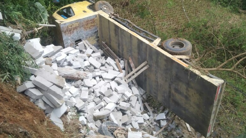 Truk Batu Bata Masuk Jurang di Cipongkor KBB, Sopir Lompat dan Selamat