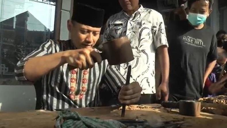 Kunjungi Sentra Ukir di Jepara, AHY Mencoba Memahat Relief 