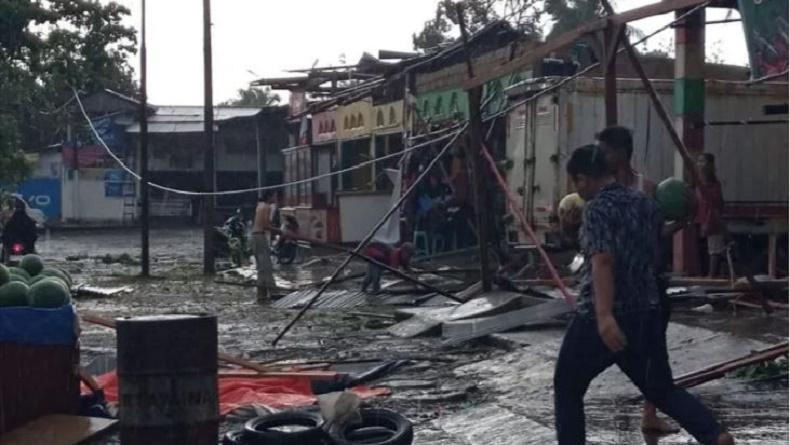 Hujan dan Angin Kencang Landa Dharmasraya, Atap Rumah Warga Beterbangan