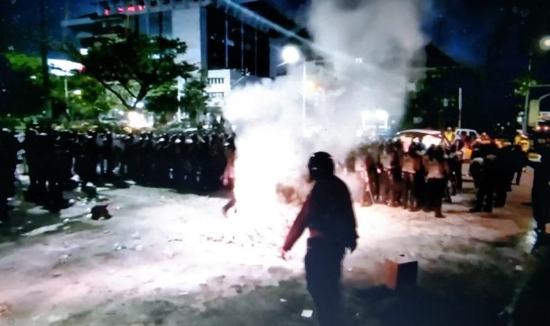 Demo di Depan Kantor Gubernur Jateng Ricuh, Mahasiswa Nyaris Bentrok dengan Polisi