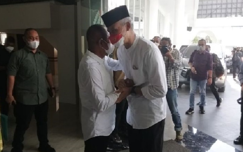 Ganjar dan Edy Rahmayadi Kompak Pakai Baju Putih saat Bertemu di Medan