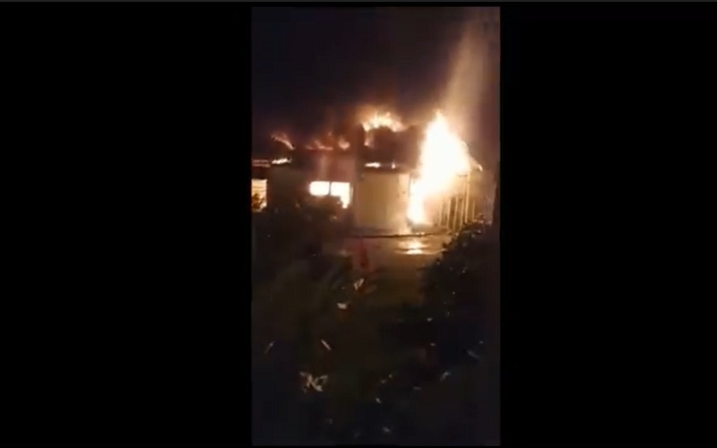 title RS Bakti Husada Krikilan Terbakar, Pasien dan Nakes Panik Selamatkan Diri RS Bakti Husada Krikilan Terbakar, Pasien dan Nakes Panik Selamatkan Diri