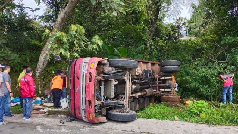 Truk Sampah di Padang Panjang Terbalik usai Gagal Menanjak, 1 Petugas Tewas