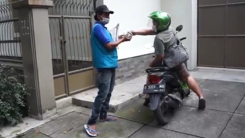 Berbagi di Bulan Suci, Pemilik Warung di Bandung Bagikan 200 Nasi Bungkus untuk Berbuka
