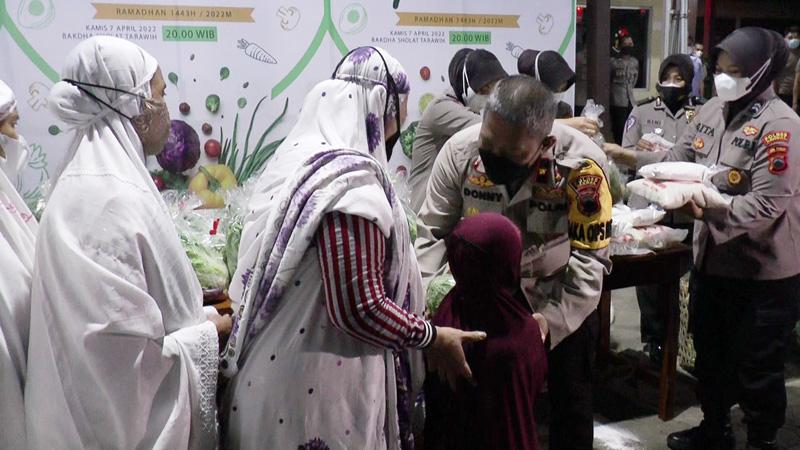 Unik, Jemaah Dapat Sayuran dan Beras usai Salat Tarawih di Masjid Polres Kendal