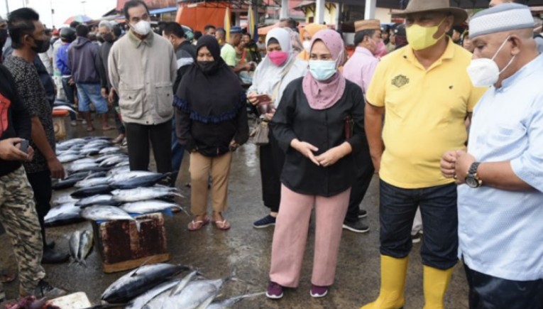 Pastikan Stok dan Harga Ikan Normal, Gubernur Gorontalo Cek PPI Tenda