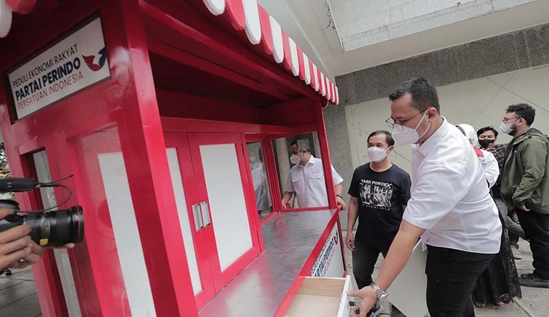 Partai Perindo Bagikan Gerobak dan Bina Pelaku UMKM - Bagian 3