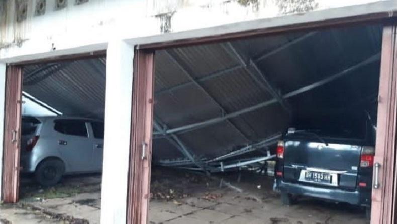 Atap Rumah Dinas Bupati Merangin Ambruk usai Diterpa Hujan dan Angin Kencang