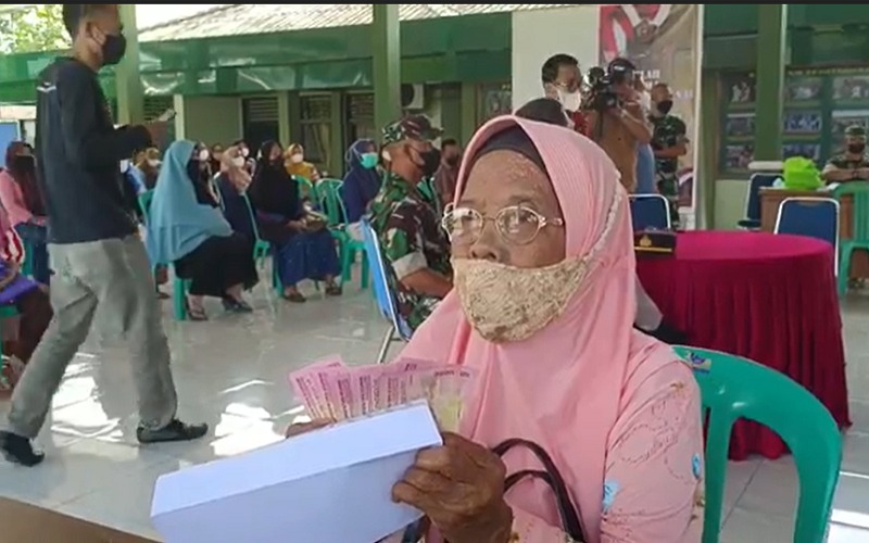 Kodim OKI Salurkan Bantuan untuk Pedagang dan Nelayan 