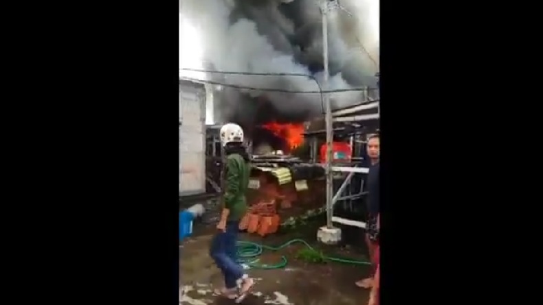 Alat Pembuat Kue Korsleting Listrik, 1 Rumah di Sukajadi Bandung Ludes Terbakar