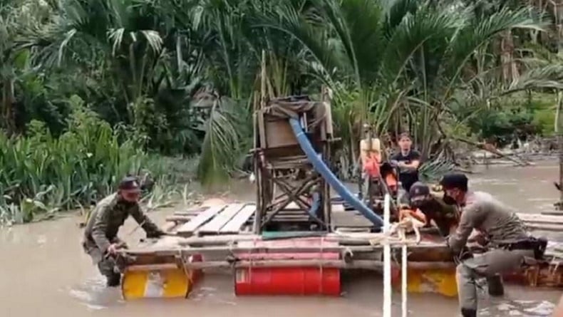 Polisi Razia Tambang Timah Ilegal di Pangkalpinang, Penambang Lari Kocar-kacir