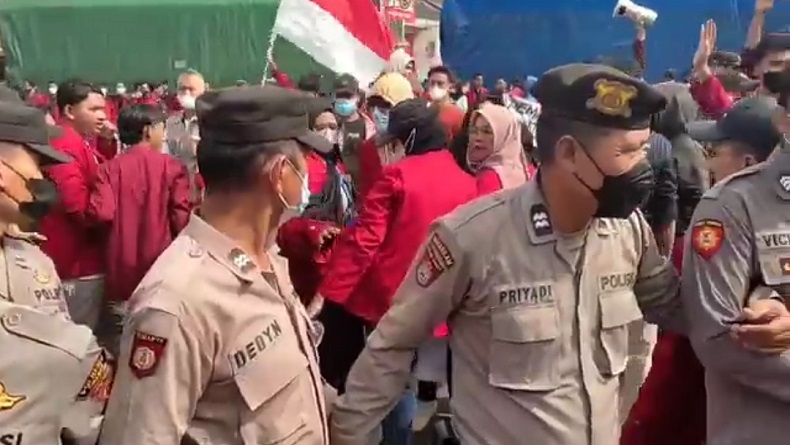 Tolak Jabatan Presiden 3 Periode dan Protes Kenaikan Harga, Mahasiswa Blokade Pantura Cirebon