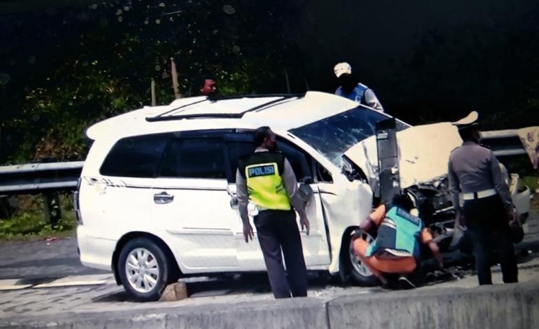 Kecelakaan di Tol Solo-Semarang, Hiace dan Innova Ringsek, 2 Orang Luka