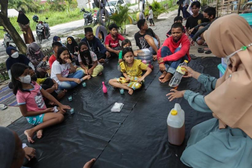  Begini Keseruan Anak-anak Belajar Membuat Lilin Berbahan Minyak Goreng Bekas - Bagian 3