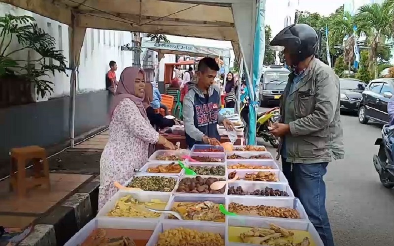 Viral Pedagang Takjil Tertipu Rp1 Juta, Korban: Pelaku Tampilannya Seperti Orang Kaya