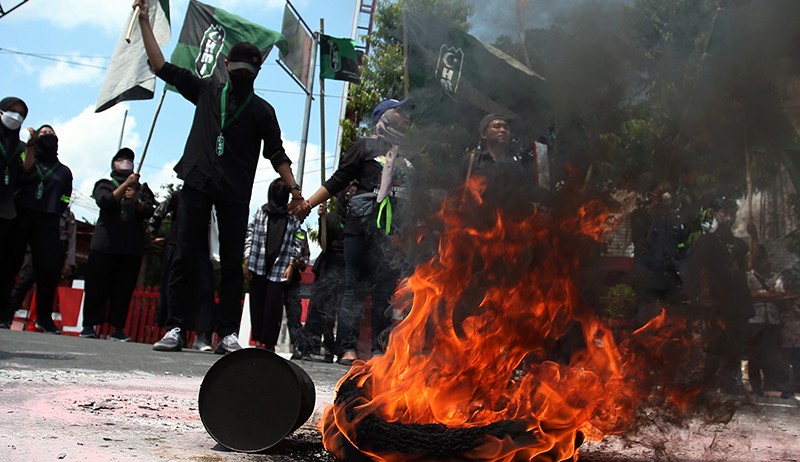 Aksi Mahasiswa Memanas di Berbagai Daerah, Massa Bakar Ban hingga Paksa Masuk Gedung DPRD - Bagian 1