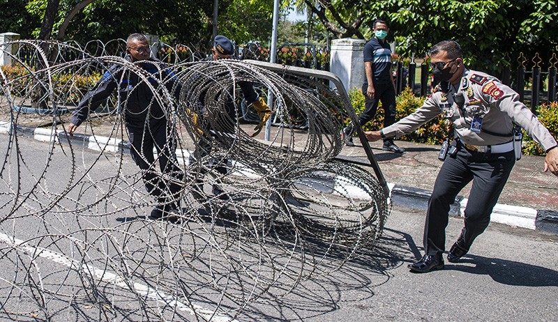Aksi Mahasiswa Memanas di Berbagai Daerah, Massa Bakar Ban hingga Paksa Masuk Gedung DPRD - Bagian 4