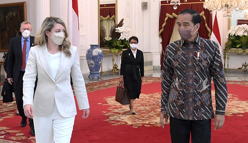 Presiden Jokowi Terima Kunjungan Menlu Kanada di Istana Merdeka - Bagian 1