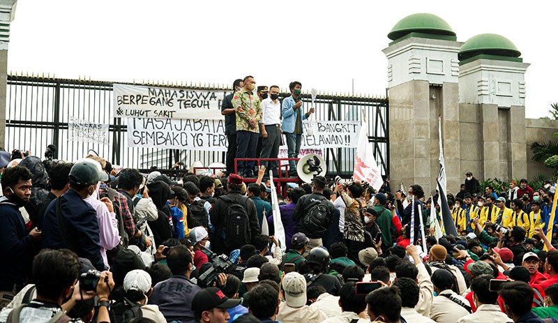 Momen 3 Pimpinan DPR Dapat Hadiah Korek Kuping Raksasa dari Mahasiswa - Bagian 3