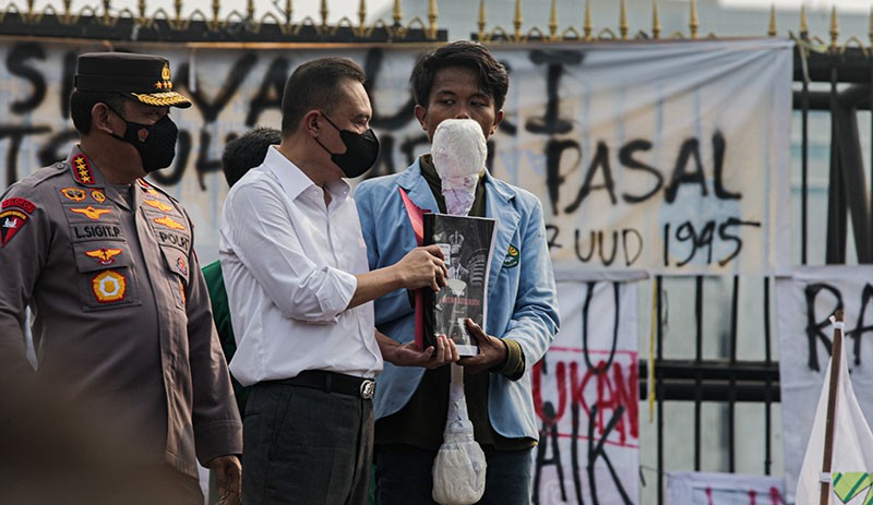 Momen 3 Pimpinan DPR Dapat Hadiah Korek Kuping Raksasa dari Mahasiswa - Bagian 2