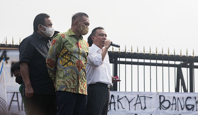 Momen 3 Pimpinan DPR Dapat Hadiah Korek Kuping Raksasa dari Mahasiswa - Bagian 4