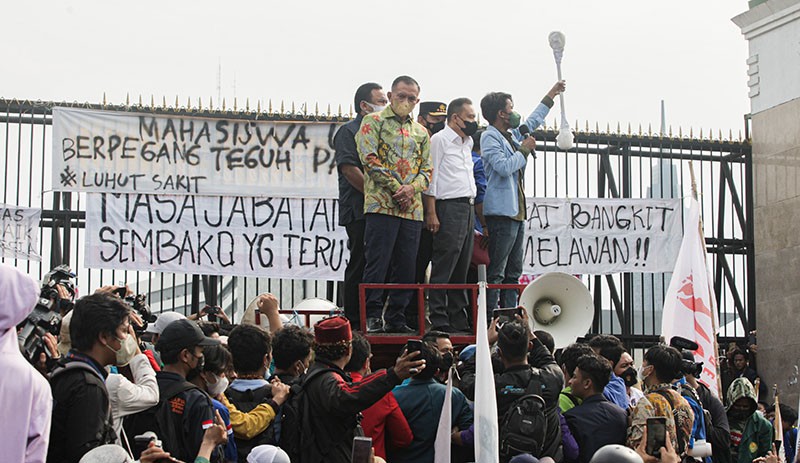 Momen 3 Pimpinan DPR Dapat Hadiah Korek Kuping Raksasa dari Mahasiswa - Bagian 1