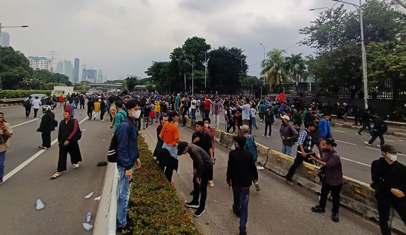 Aksi 11 April Rusuh di DPR, Massa Berhamburan Masuk Tol Dalam Kota - Bagian 2