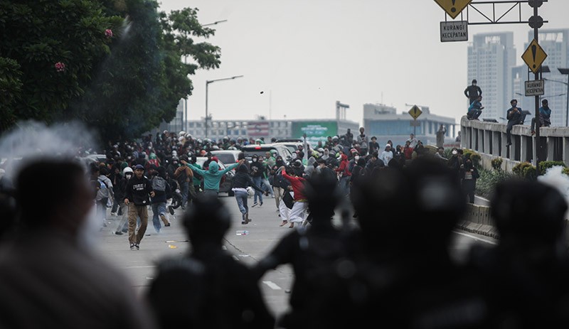 Aksi 11 April Rusuh di DPR, Massa Berhamburan Masuk Tol Dalam Kota - Bagian 5