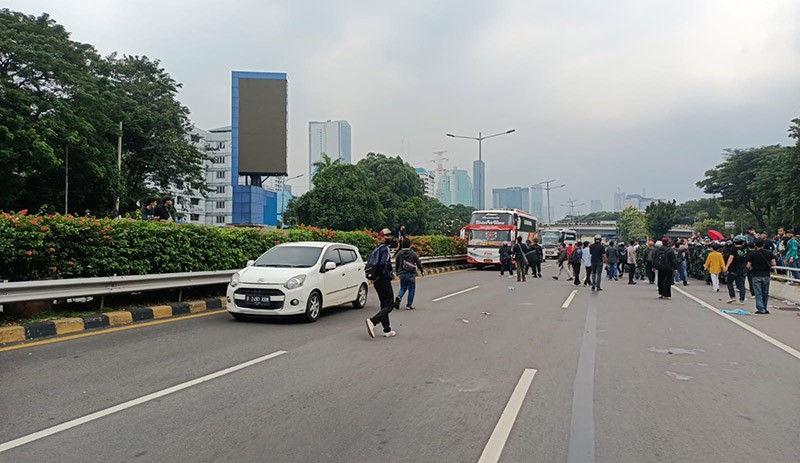 Aksi 11 April Rusuh di DPR, Massa Berhamburan Masuk Tol Dalam Kota - Bagian 4