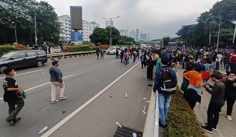 Aksi 11 April Rusuh di DPR, Massa Berhamburan Masuk Tol Dalam Kota - Bagian 3