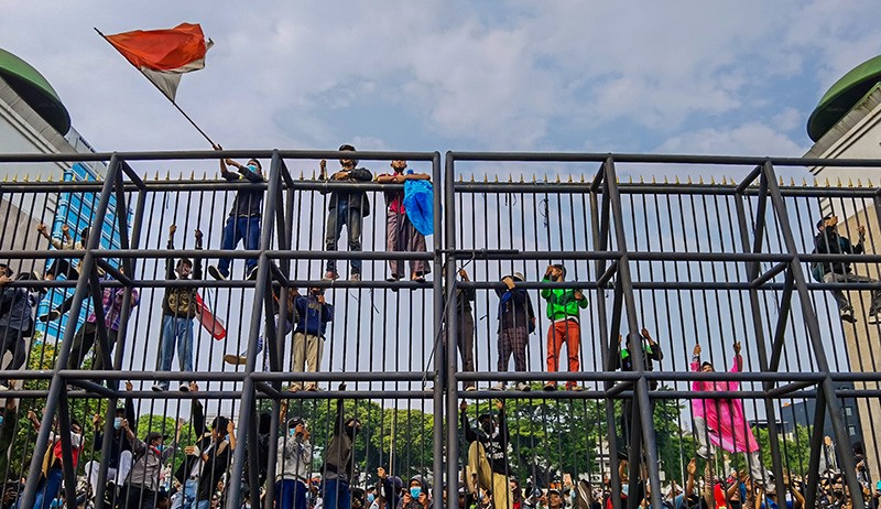 Ribuan Mahasiswa Datangi Gedung DPR, Tolak Wacana Penundaan Pemilu - Bagian 2