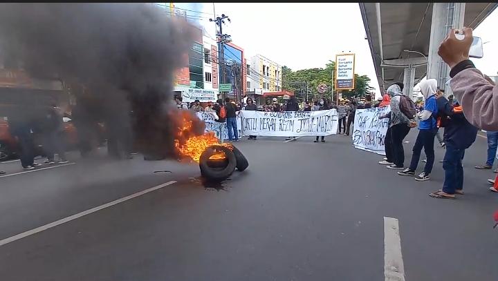title Demo di Makassar, Mahasiswa Bakar Puluhan Ban Bekas di Tengah Jalan Demo di Makassar, Mahasiswa Bakar Puluhan Ban Bekas di Tengah Jalan