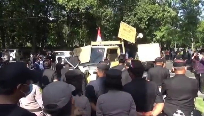 Demo Mahasiswa Bali Nyaris Ricuh, Pasang Spanduk Aspirasi di Gedung DPRD