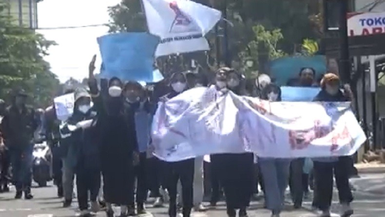 Tolak Jabatan Presiden 3 Periode dan Kenaikan BBM, Mahasiswa di Jombang Long March ke DPRD