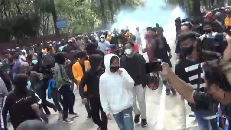 Demo di Kendari Ricuh, Polisi Tembakkan Gas Air Mata